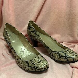 Like new padded insole very comfortable, nonslip sole